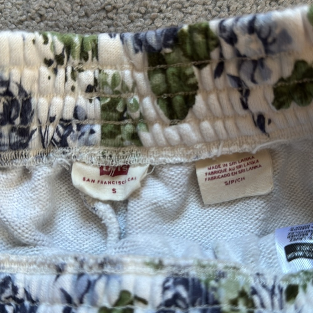 Levi’s Sweat Shorts - Picture 4 of 5
